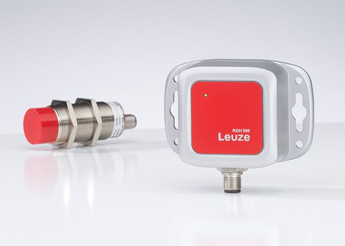 The new Leuze RFID readers for ease of use in both production and logistics stand out with their compact design, reading ranges of up to 100 mm, flexible mounting options and IO-Link